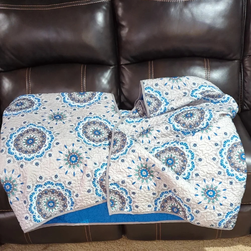 Twin 58x86 Inch Elegant Blue and Gray Mandala Quilt - Picture 9 of 10